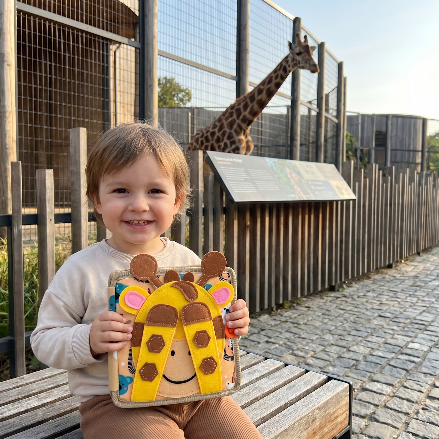 Dziecko z książeczką manipulacyjną Montessori ZOO